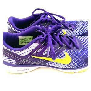 Nike dual fusion tennis shoes.